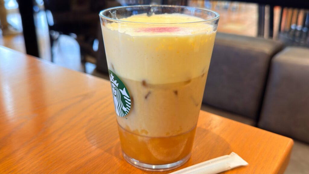 スターバックス_3層になった「ほうじ茶香る 焼き芋 ムース ティー ラテ」