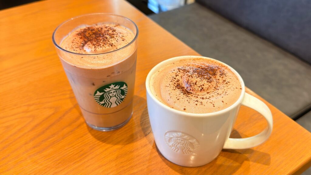 スターバックス_「チョコレート ムース ラテ」のホットとアイスが並んでいる様子