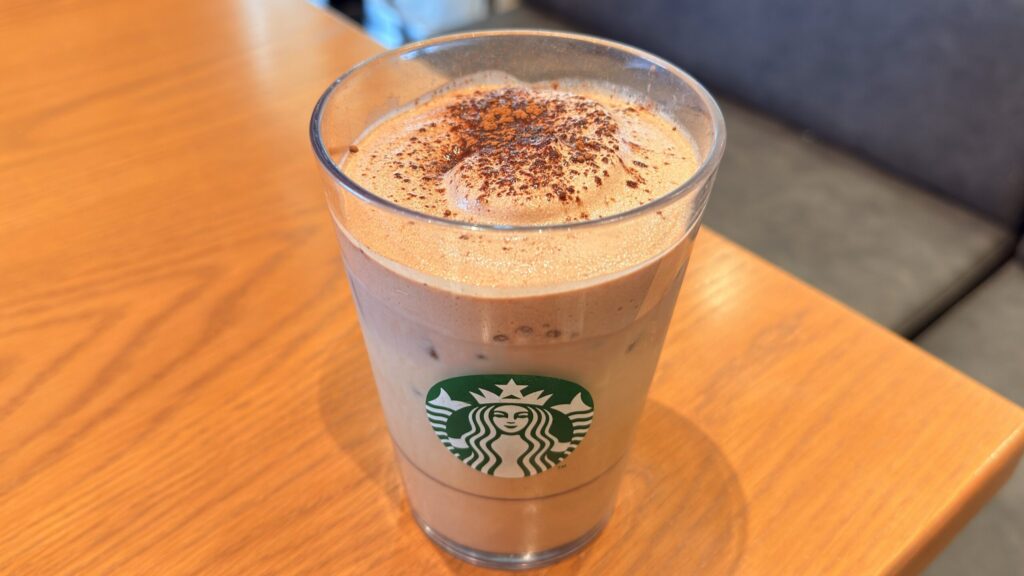 スターバックス_店内用グラスに入った「チョコレート ムース ラテ」がテーブルの上に置いてある様子