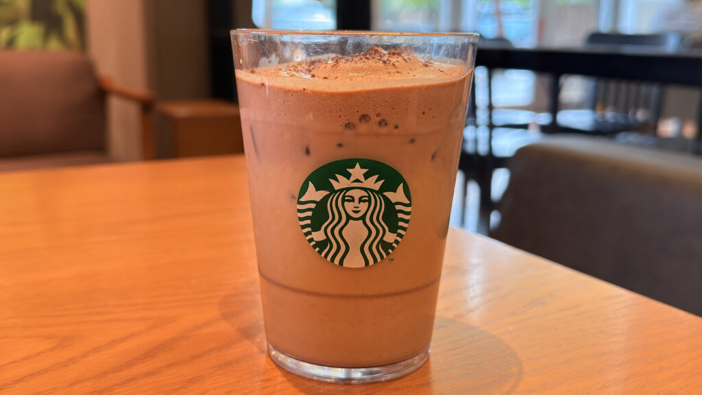 スターバックス_テーブルの上に置いた「チョコレート ムース ラテ(アイス)」