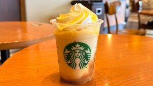 スターバックス_テーブルの上に置いた「洋なし 生キャラメル フラペチーノ®」