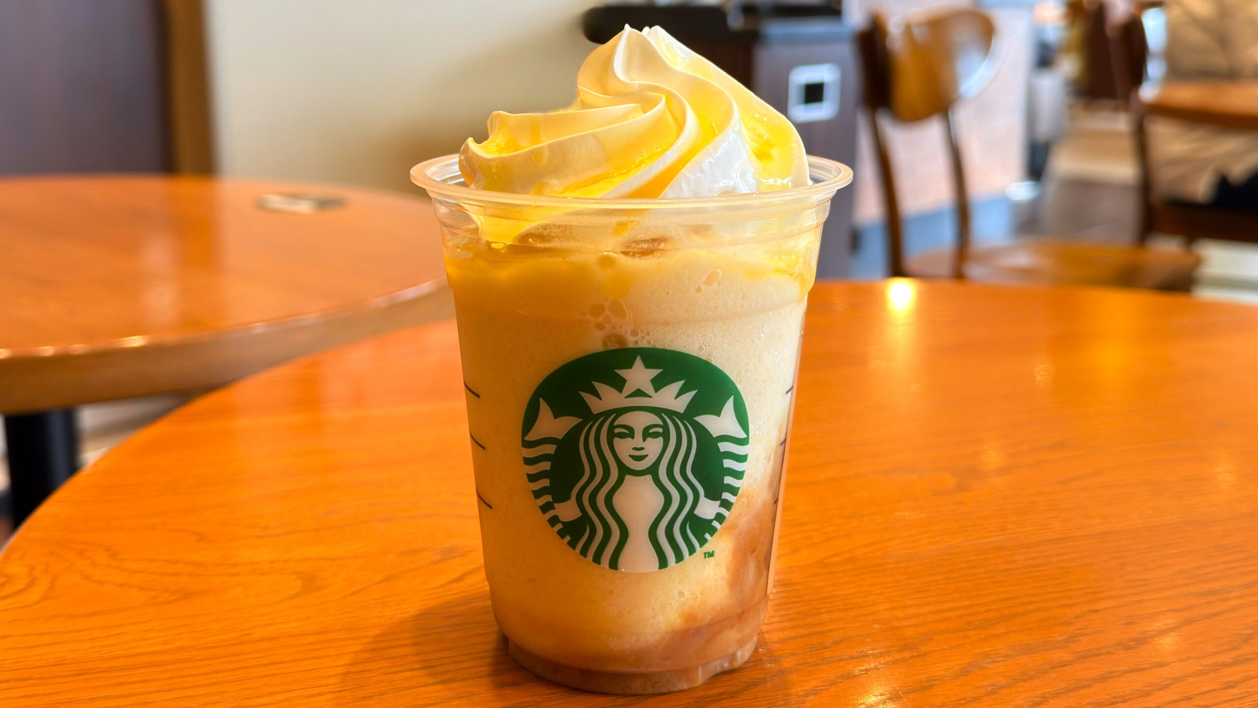 スターバックス_テーブルの上に置いた「洋なし 生キャラメル フラペチーノ®」
