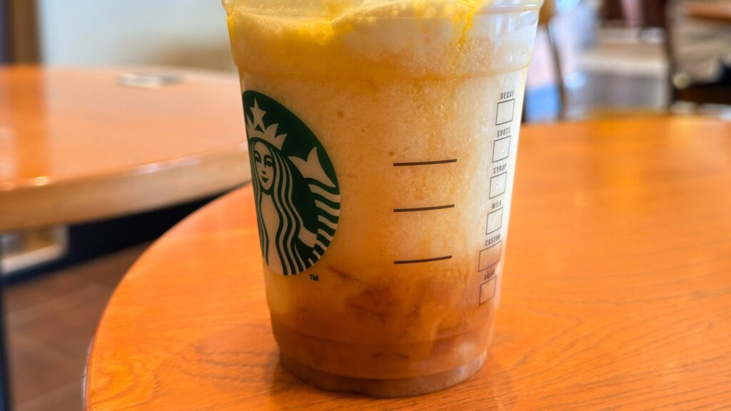 スターバックス_「洋なし 生キャラメル フラペチーノ®」の洋なし果肉と生キャラメル