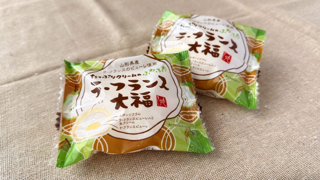カルディ_もへじ「たっぷりクリームのふわふわラ・フランス大福」のパッケージが並んでいる様子