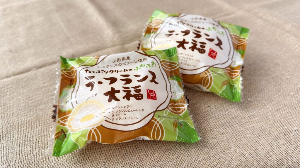 カルディ_もへじ「たっぷりクリームのふわふわラ･フランス大福」のパッケージが並んでいる様子