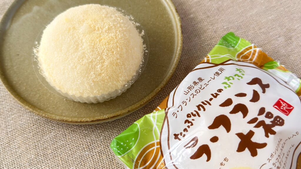 カルディ_もへじ皿にのった「たっぷりクリームのふわふわラ・フランス大福」とパッケージ