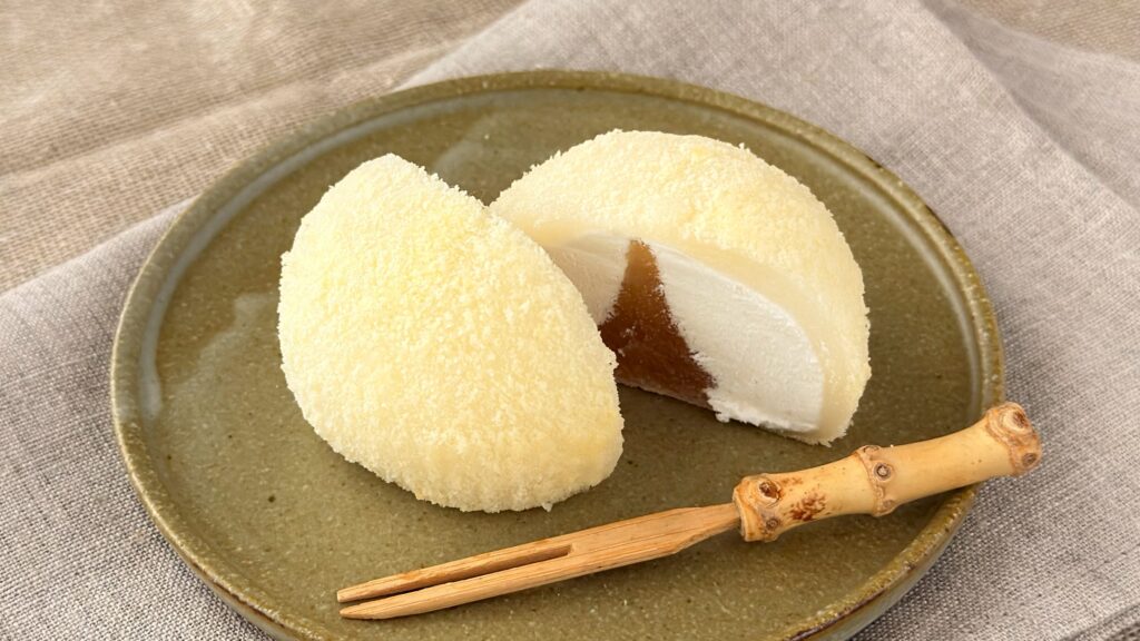 カルディ_もへじ「たっぷりクリームのふわふわラ・フランス大福」とくし