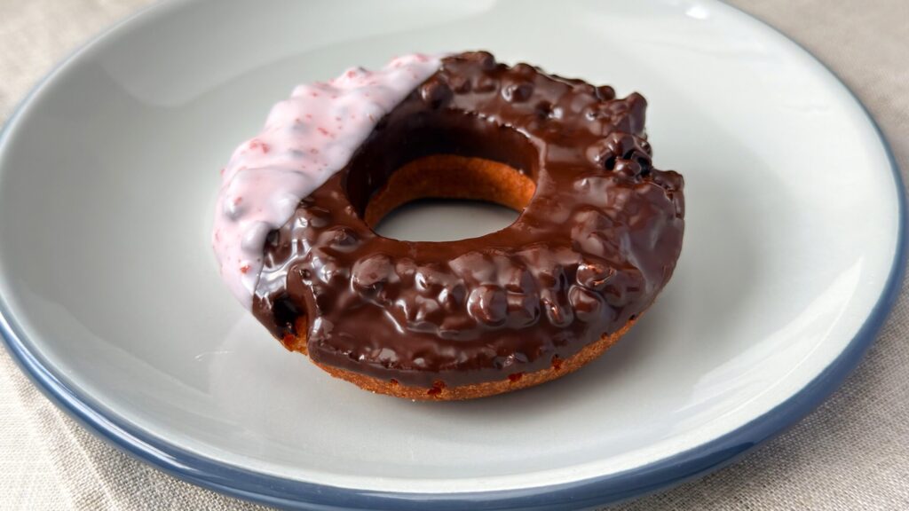 ミスタードーナツ_「ブラックサンダーチョコファッション」の皿のせ