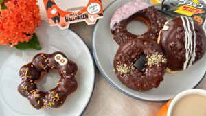 ミスタードーナツ_2025ハロウィーンやブラックサンダーコラボドーナツの皿盛り