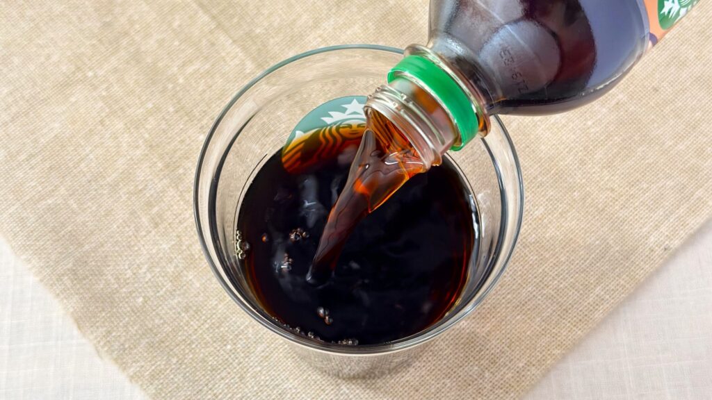 スターバックス_「スターバックス® COFFEE OF THE DAY ブラック」をグラスに注いでいる様子