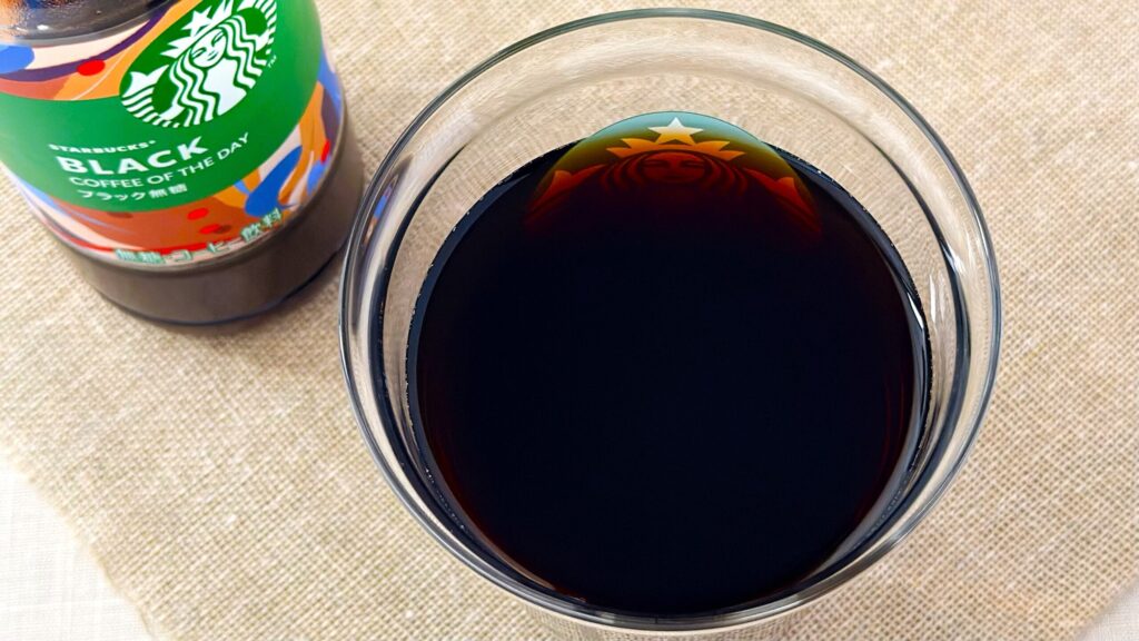 スターバックス_グラスに注いだ「スターバックス® COFFEE OF THE DAY ブラック」