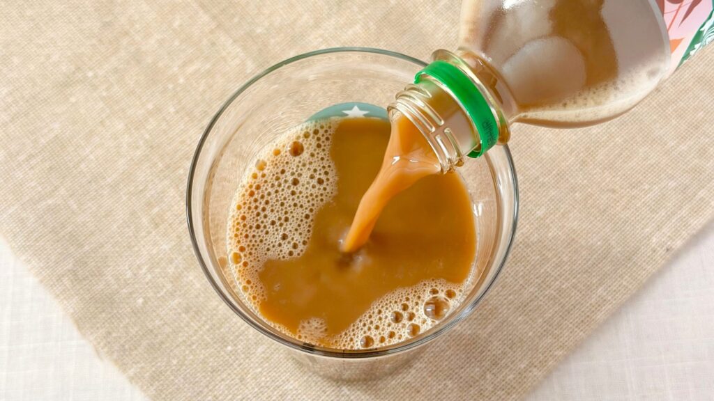 スターバックス_「スターバックス® COFFEE OF THE DAY カフェラテ」をグラスに注いでいる様子