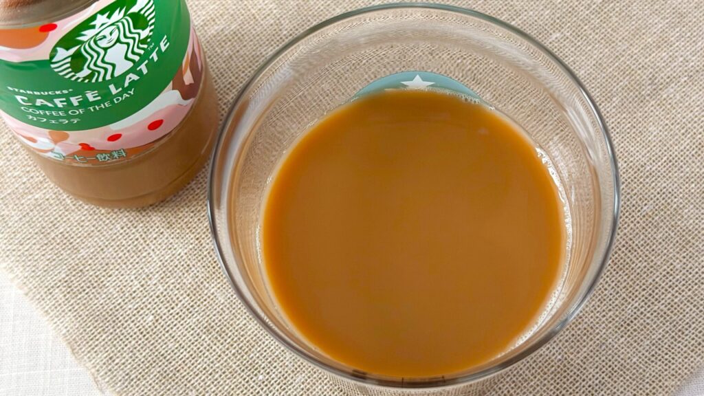 スターバックス_グラスに注いだ「スターバックス® COFFEE OF THE DAY カフェラテ」