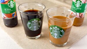 スターバックス_グラスに注いだ「スターバックス® COFFEE OF THE DAY ブラック」と「スターバックス® COFFEE OF THE DAY カフェラテ」