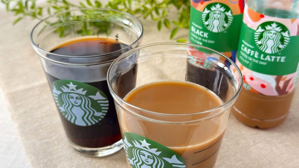 スターバックス_グラスにはいった「スターバックス® COFFEE OF THE DAY ブラック」と「スターバックス® COFFEE OF THE DAY カフェラテ」とパッケージ