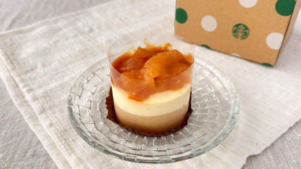 スターバックス_箱から取り出した「洋なしとキャラメルの紅茶ケーキ」