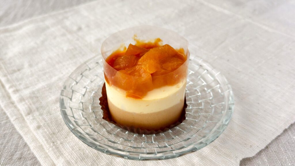 スターバックス_フィルムがついた「洋なしとキャラメルの紅茶ケーキ」