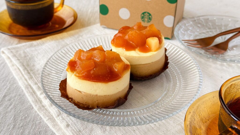 スターバックス_ガ「洋なしとキャラメルの紅茶ケーキ」が2個並んでいる様子