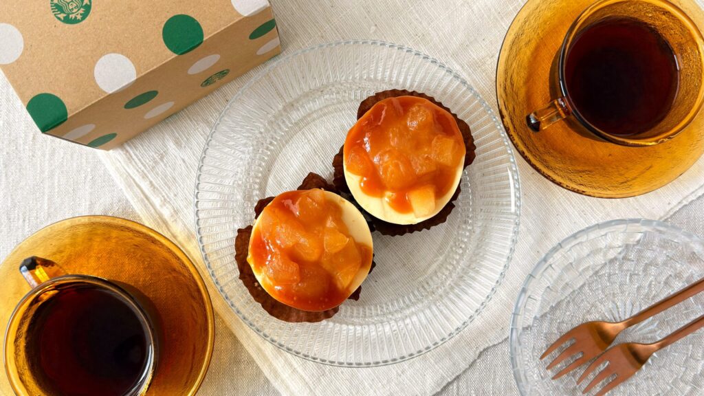 スターバックス_「洋なしとキャラメルの紅茶ケーキ」とコーヒーが並んでいる様子