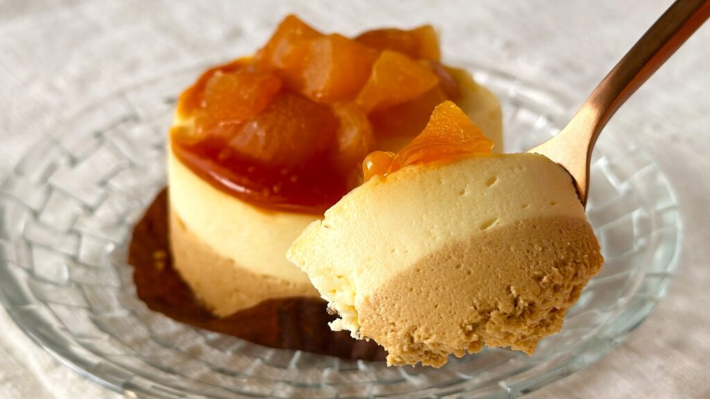 スターバックス_「洋なしとキャラメルの紅茶ケーキ」をフォークで持っている様子