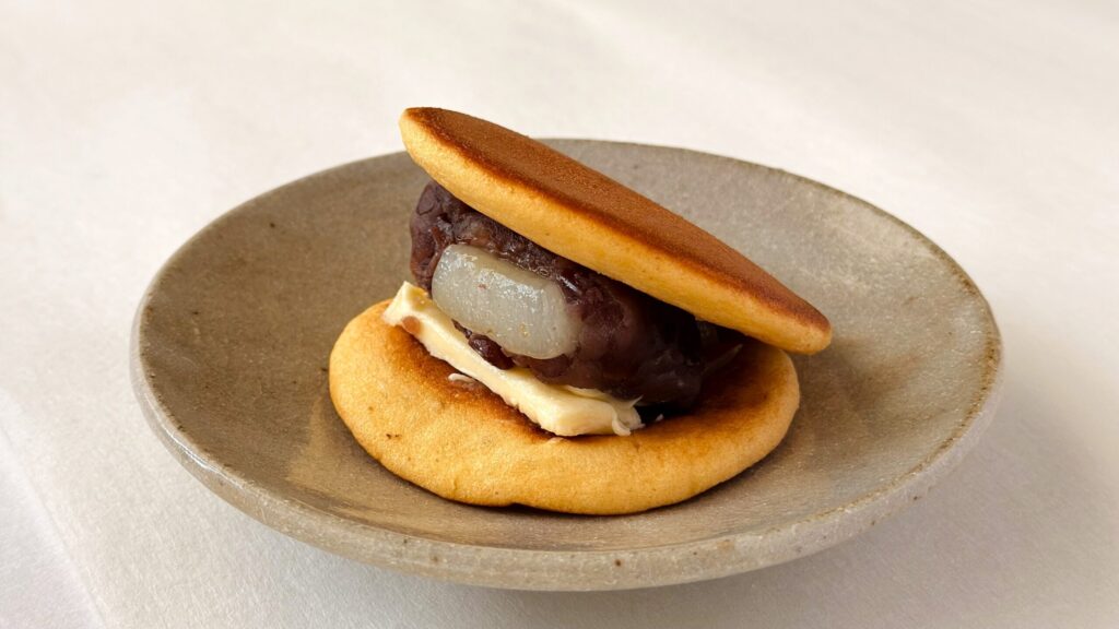 叶匠壽庵_紙から取り出した「生あもどら」