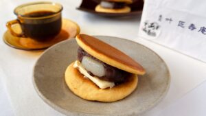 叶匠壽庵_「生あもどら」とコーヒーが並んでいる様子