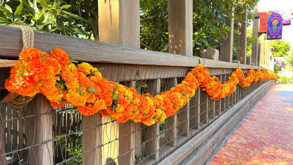 東京ディズニーシー_マリーゴールドの飾られた「プエンテ・ブエナ・ヴィスタ」