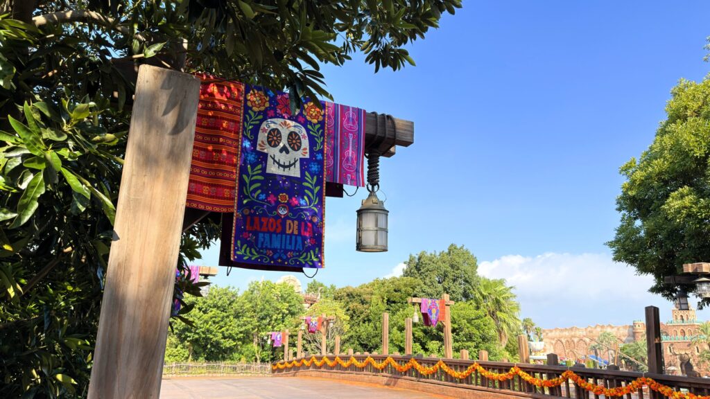 東京ディズニーシー_リメンバー・ミーのデコレーションがされた橋