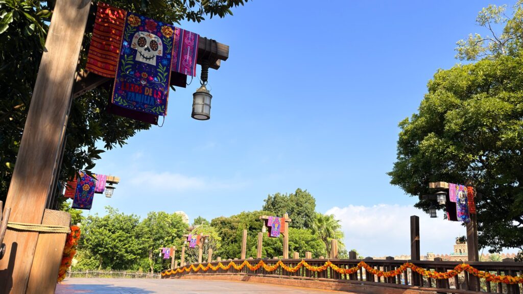 東京ディズニーシー_リメンバー・ミ―のデコレーションがされた「プエンテ・ブエナ・ヴィスタ」