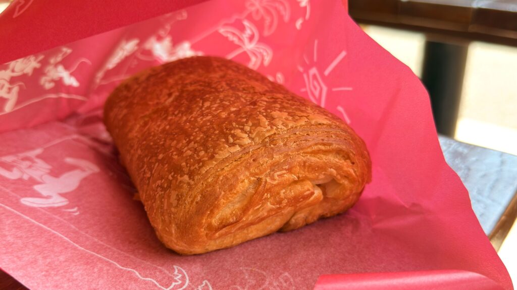 東京ディズニーシー_パッケージから取り出した「ホットデニッシュサンド（ツナ＆チーズ）」