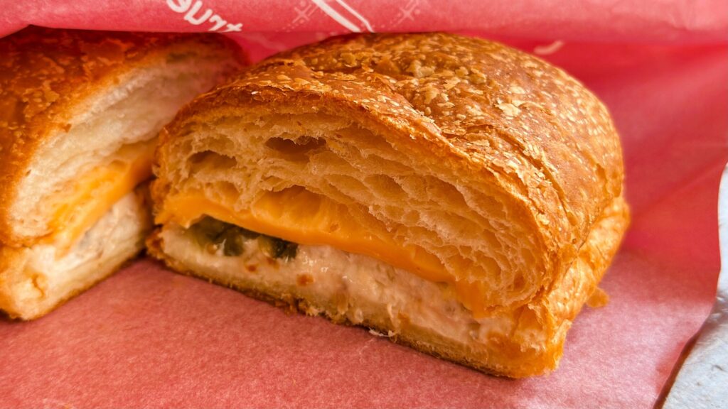 東京ディズニーシー_「ホットデニッシュサンド（ツナ＆チーズ）」の断面