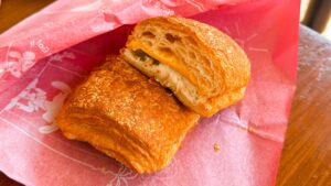 東京ディズニーシー_半分にカットした「ホットデニッシュサンド（ツナ＆チーズ）」