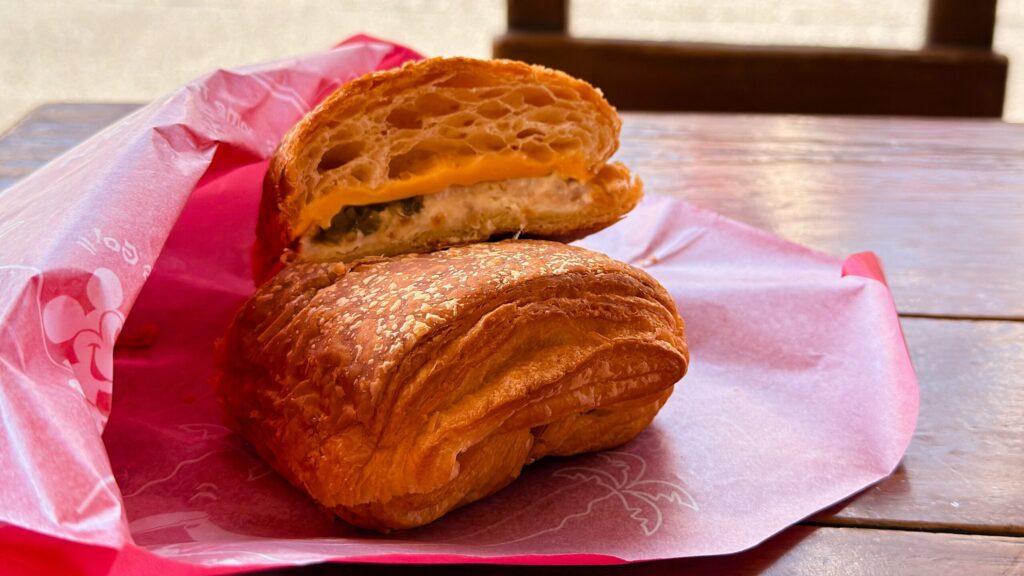 東京ディズニーシー_テーブルに置いた「ホットデニッシュサンド（ツナ＆チーズ）」