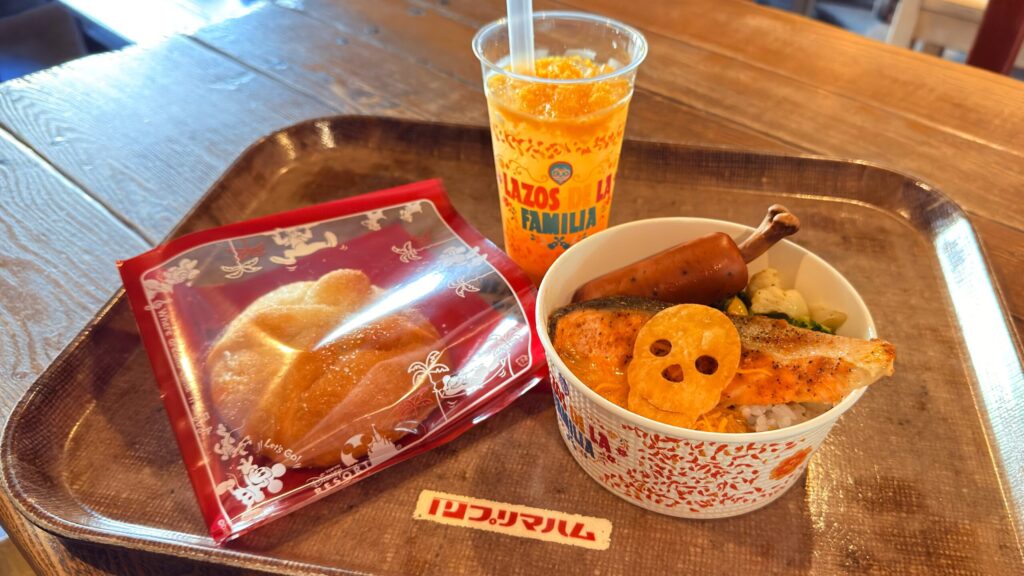 東京ディズニーシー_「スペシャルセット」や「パン・デ・ムエルト」など並んでいる様子