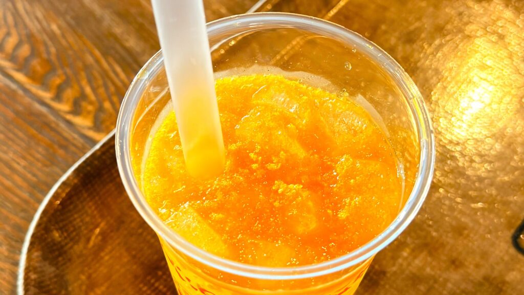 東京ディズニーシー_ストローがついた「リメンバー・ミー」ドリンク（オレンジ＆マンダリンオレンジ）」