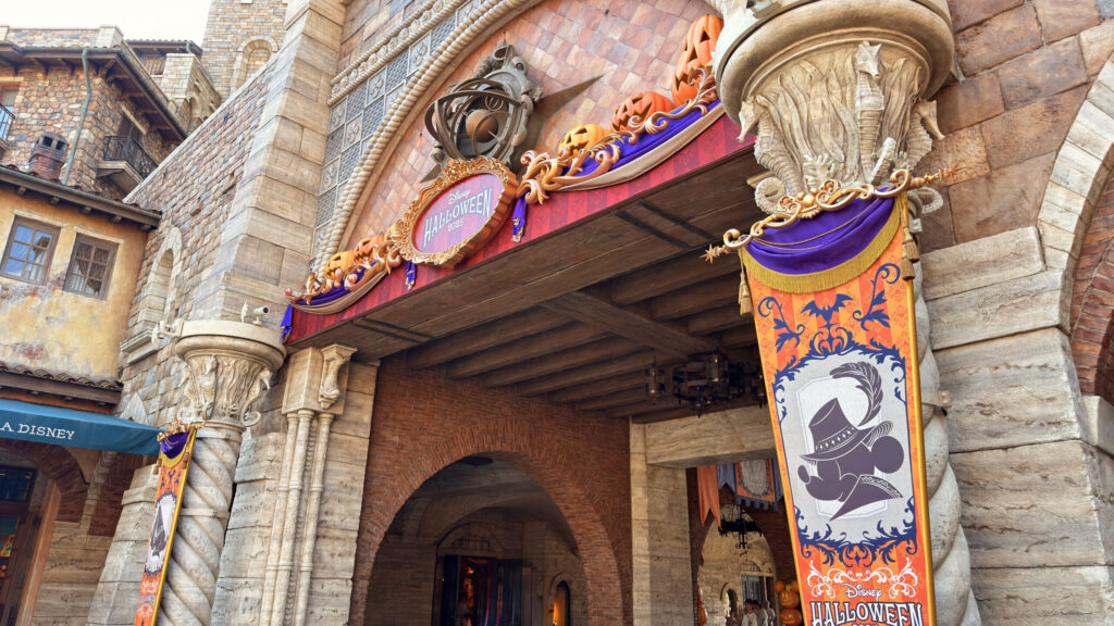 ディズニーシー_入口に飾られたハロウィーンのデコレーション