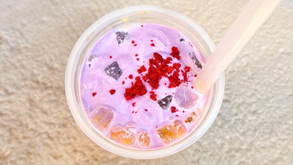 東京ディズニーランド・シー_紫イモのソースがかかったハロウィーン限定「スペシャルドリンク（パンプキンミルク＆コーヒーゼリー）」