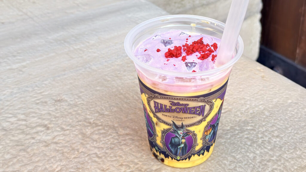 東京ディズニーランド・シー_ハロウィーン限定「スペシャルドリンク（パンプキンミルク＆コーヒーゼリー）」が置いてある様子