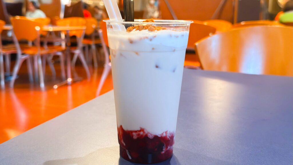 ディズニーシー_カップにはいったホライズンベイ・レストラン「チーズホイップミルクティー（ミックスベリー）」