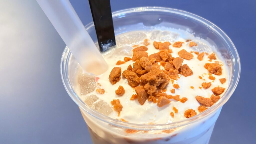 ディズニーシー_ホライズンベイ・レストラン「チーズホイップミルクティー（ミックスベリー）」のチーズホイップ