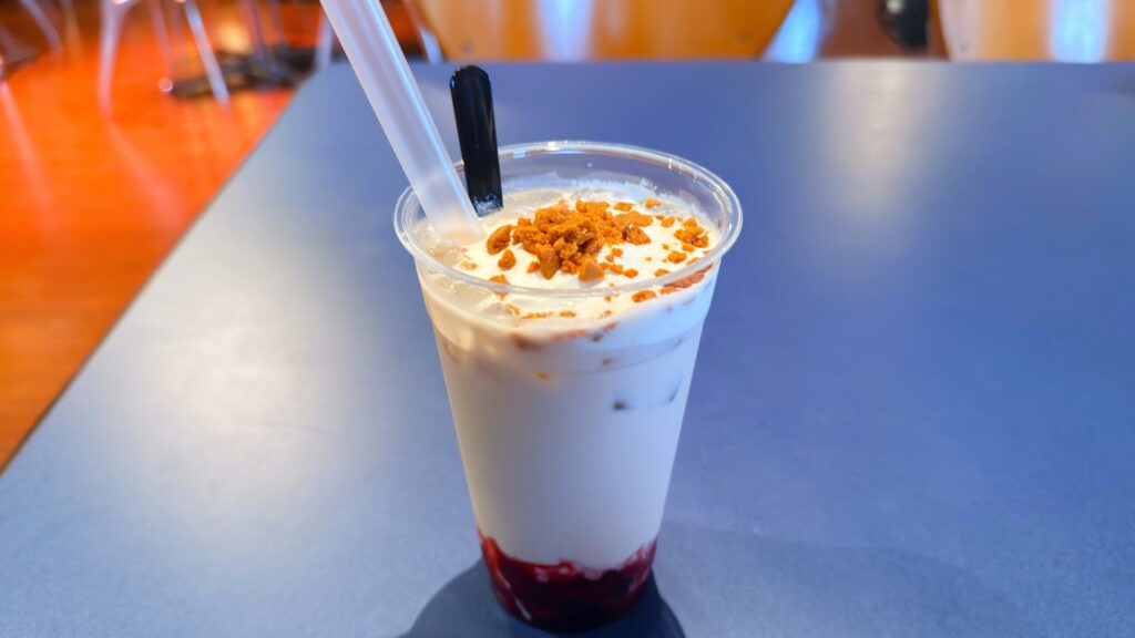 ディズニーシー_ホライズンベイ・レストラン「チーズホイップミルクティー（ミックスベリー）」