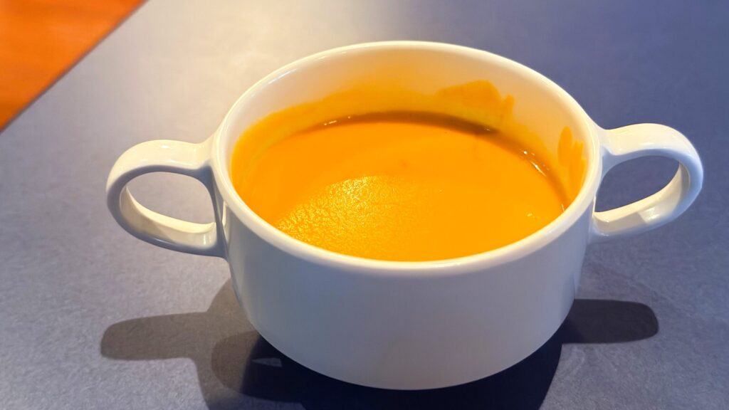 ディズニーシー_ホライズンベイ・レストラン「スペシャルセット」のパンプキンクリームスープ