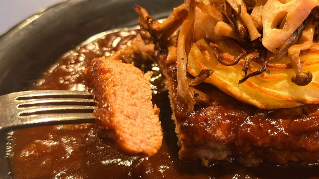 ディズニーシー_ホライズンベイ・レストラン「スペシャルセット」のハンバーグ、デミグラスオニオンソースの断面