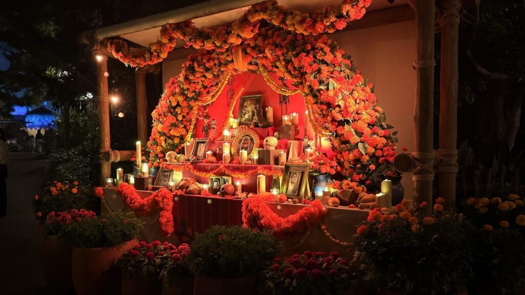 東京ディズニーシー_リメンバー・ミーの世界で描かれている祭壇のデコレーション夜の様子