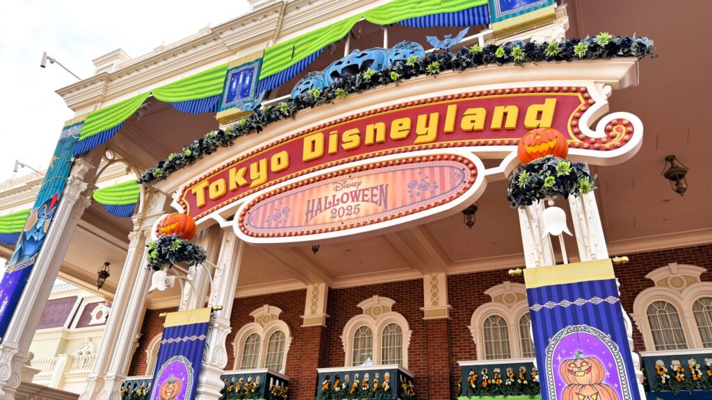 ディズニーランド_出入り口にに飾られたハロウィーンのデコレーション