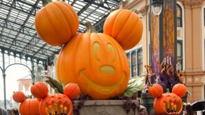 ディズニーランド_ワールドバザール中央にあるモニュメント