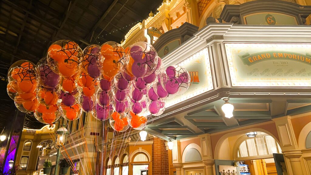 ディズニーランド_ハロウィーン限定の風船が浮かんでいる様子