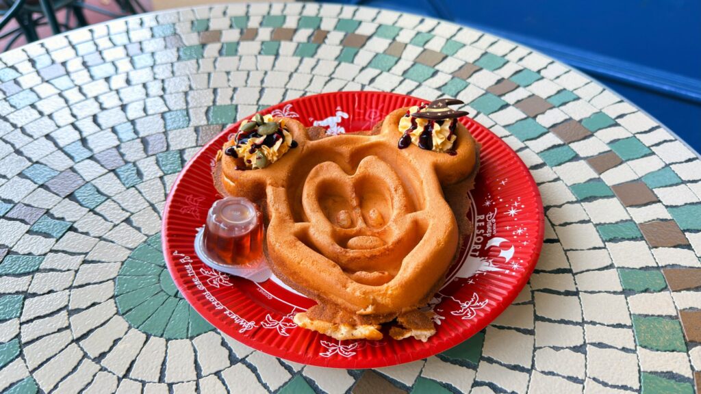 ディズニーランド_赤い皿にのった「ミッキーワッフル、パンプキンホイップとメイプルソース」