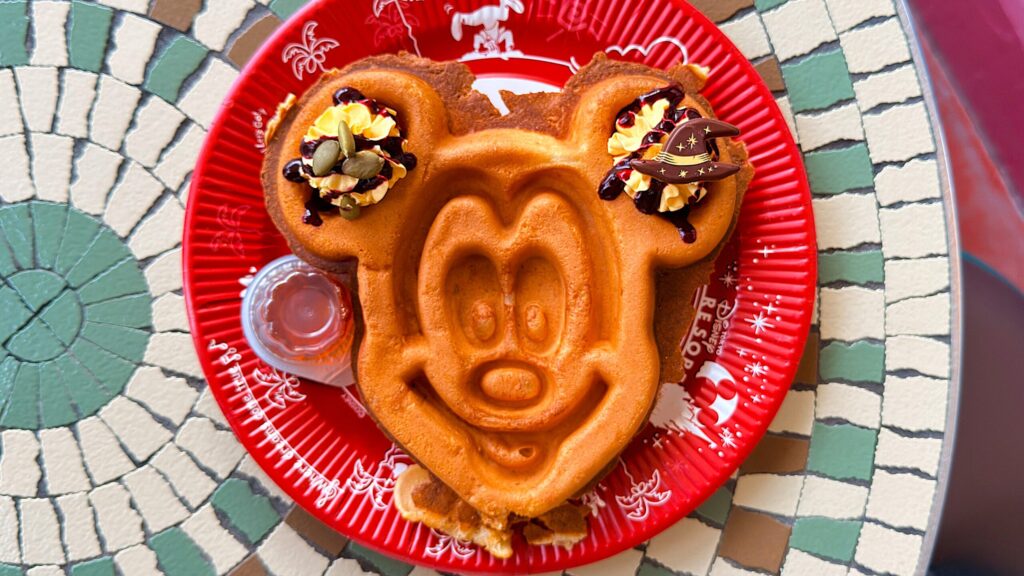 ディズニーランド_テーブルに置いたグレートアメリカン・ワッフルカンパニーの「ミッキーワッフル、パンプキンホイップとメイプルソース」