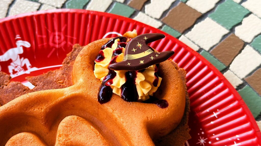 ディズニーランド_チョコレートがトッピングされた「ミッキーワッフル、パンプキンホイップとメイプルソース」